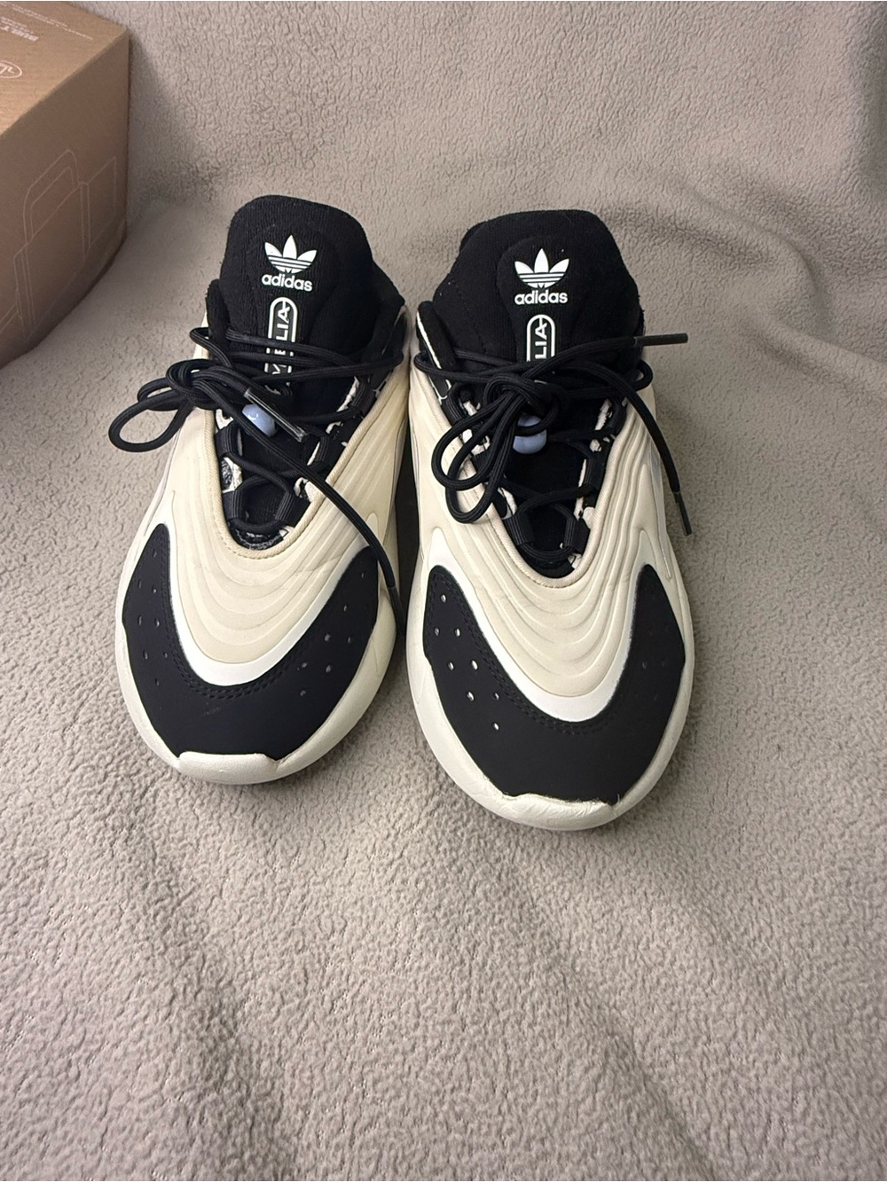 Women Adidas Ozelia sneakers Shoes Size 6.5